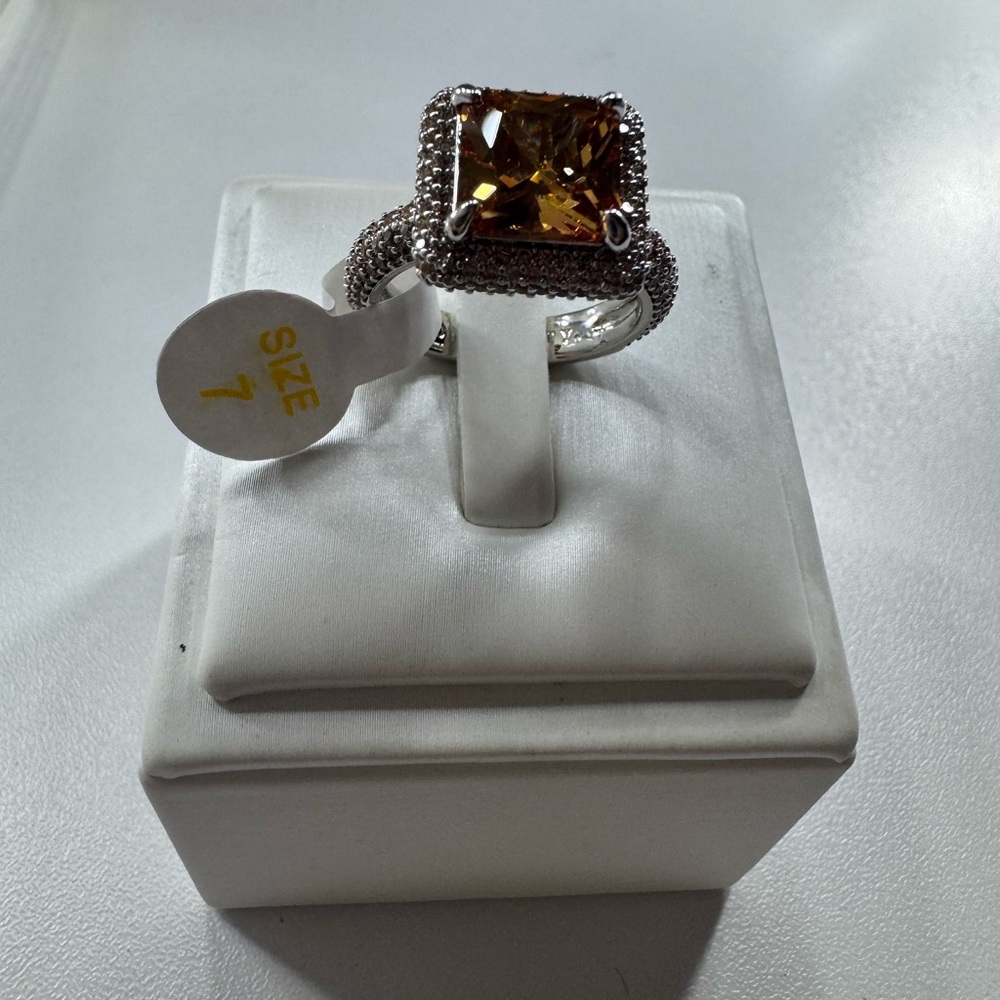 Elegant Silver and Gold-Toned Ring